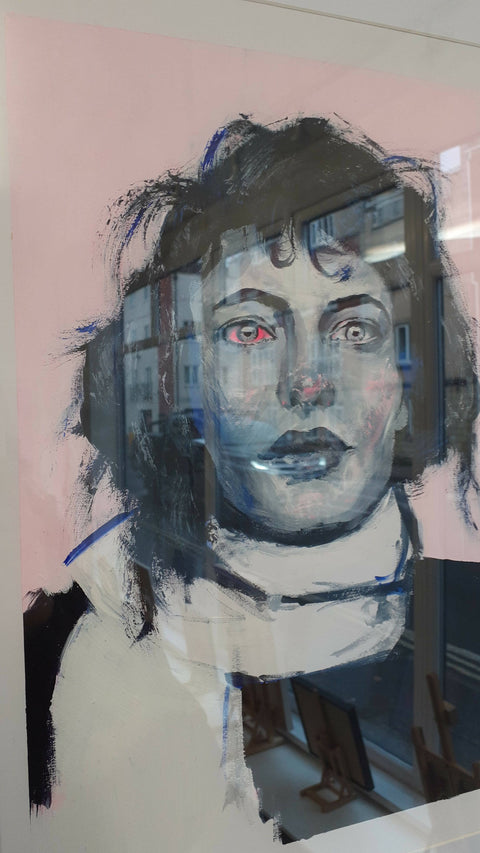Mujer with red eye
