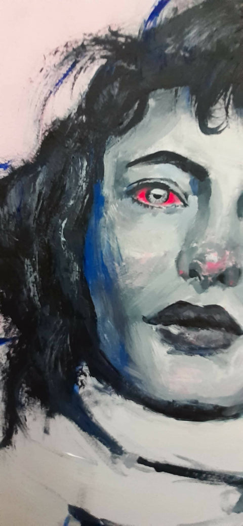 Mujer with red eye